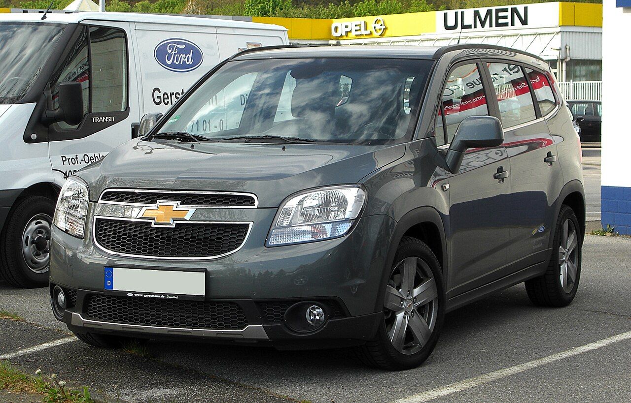 Фото модели: Chevrolet Orlando, вид спереди сбоку