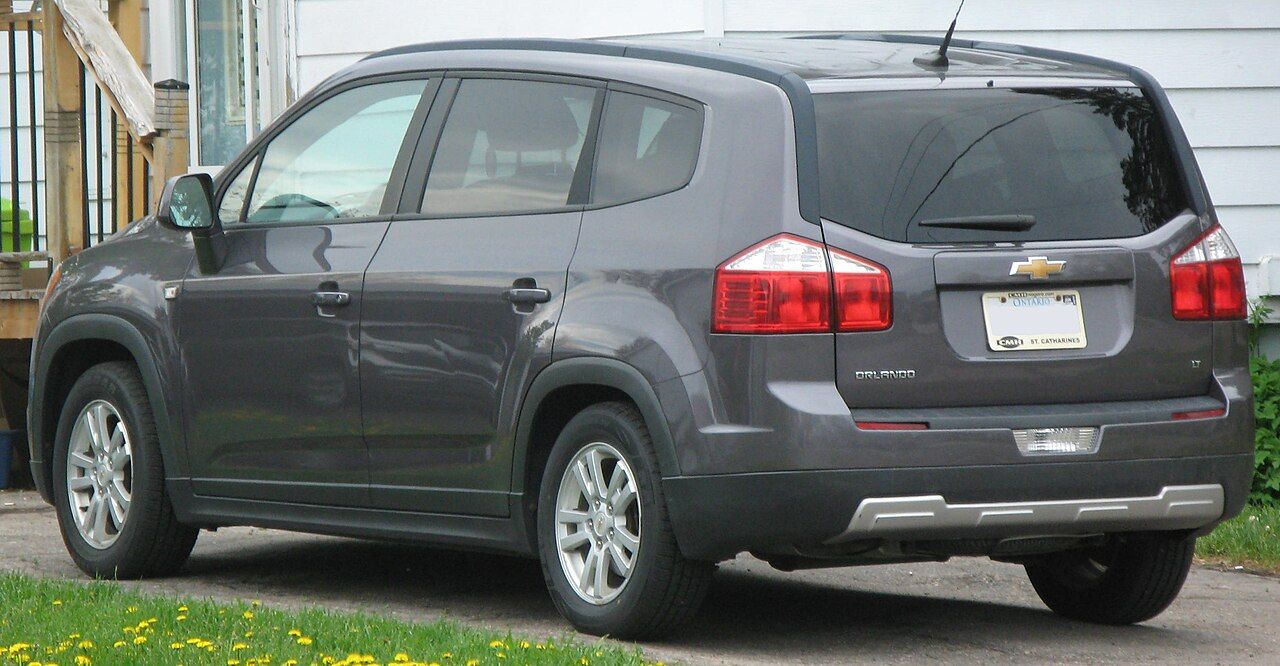 Фото модели: Chevrolet Orlando, вид сзади сбоку