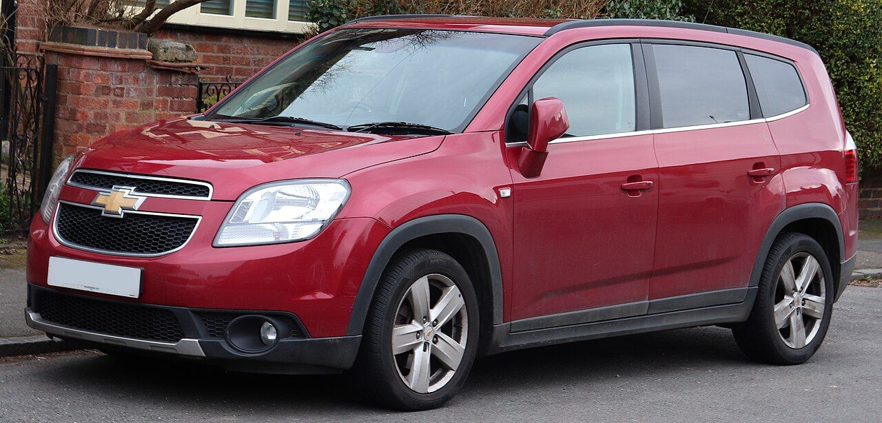 Фото модели: Chevrolet Orlando, вид спереди сбоку