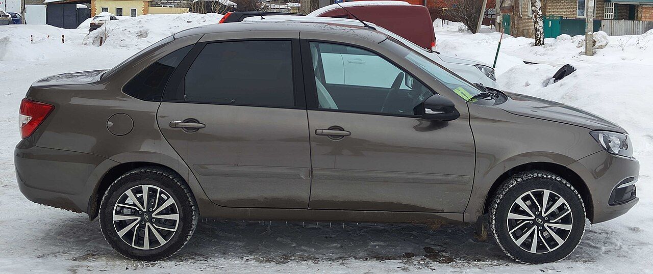 Фото модели: Lada Granta, вид сбоку