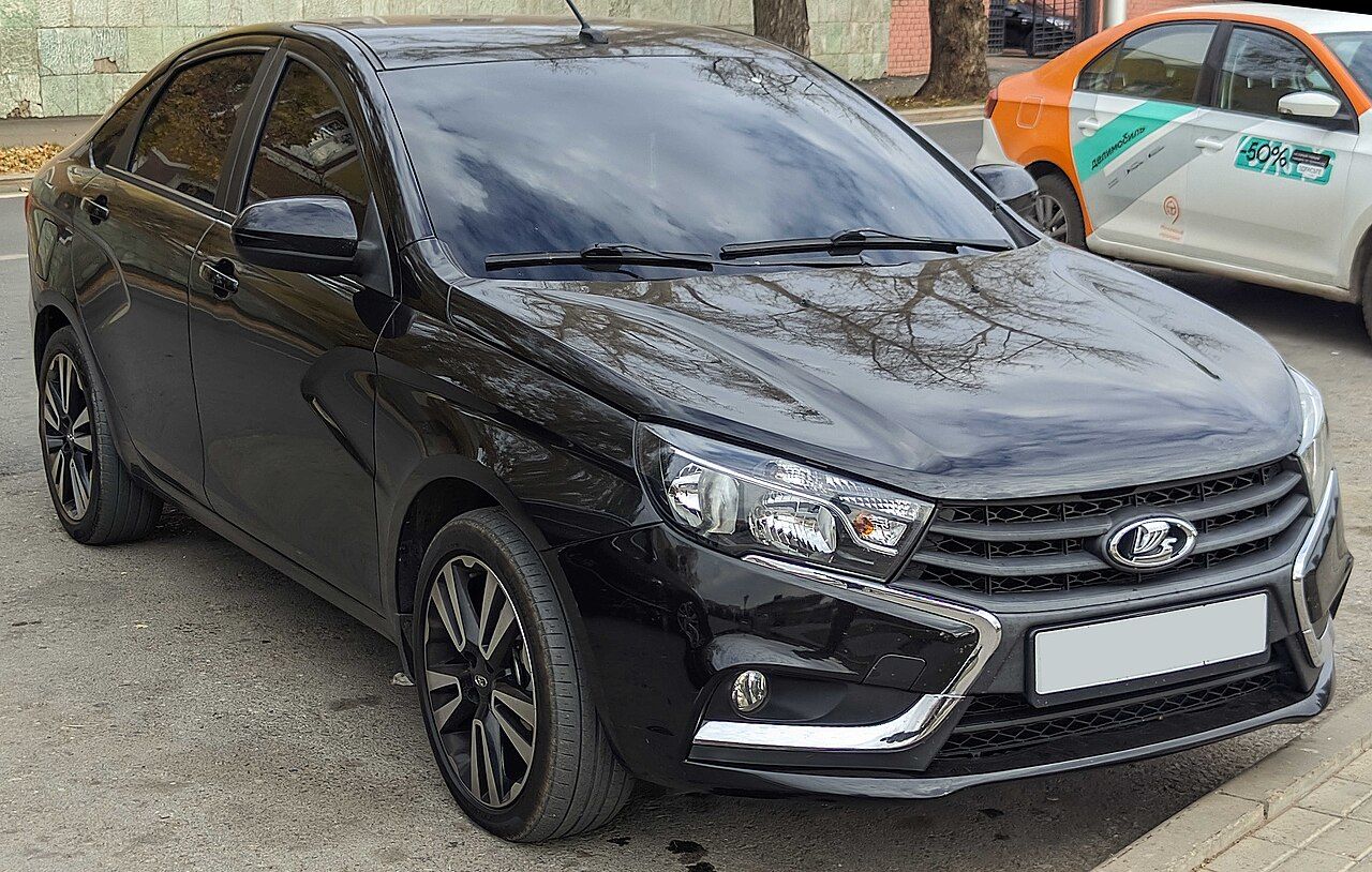 Фото модели: Lada Vesta, вид спереди сбоку
