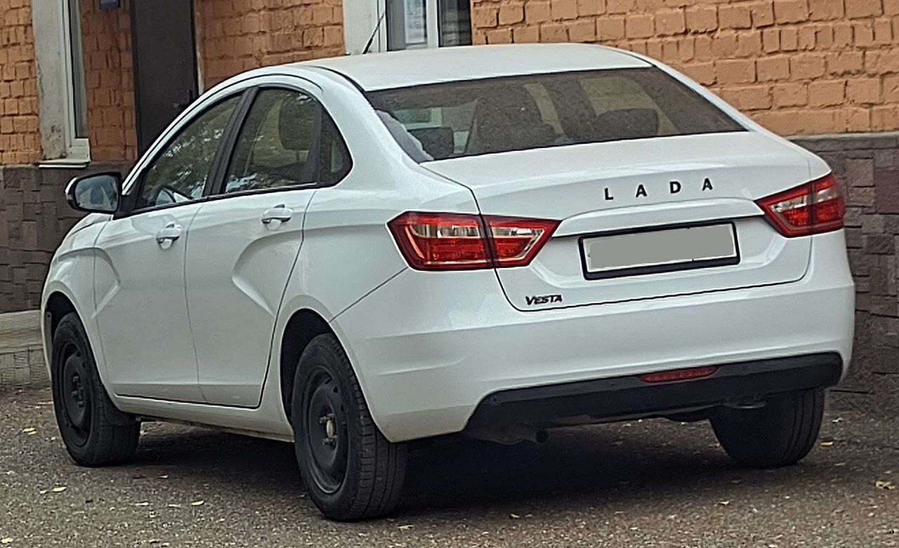Фото модели: Lada Vesta, вид сзади сбоку