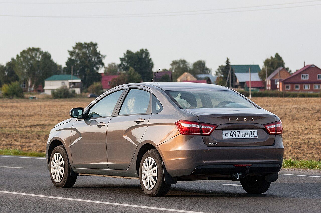 Фото модели: Lada Vesta, вид сзади сбоку