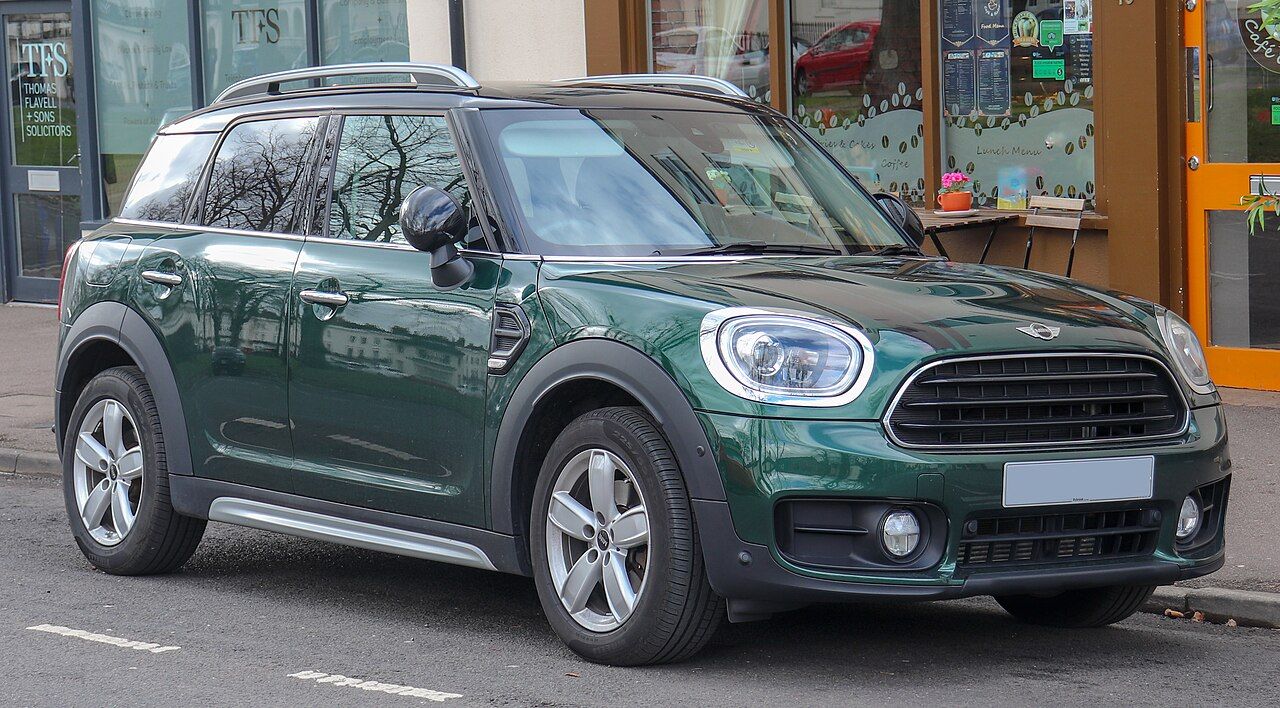 Фото модели: Mini Cooper Countryman, вид спереди сбоку