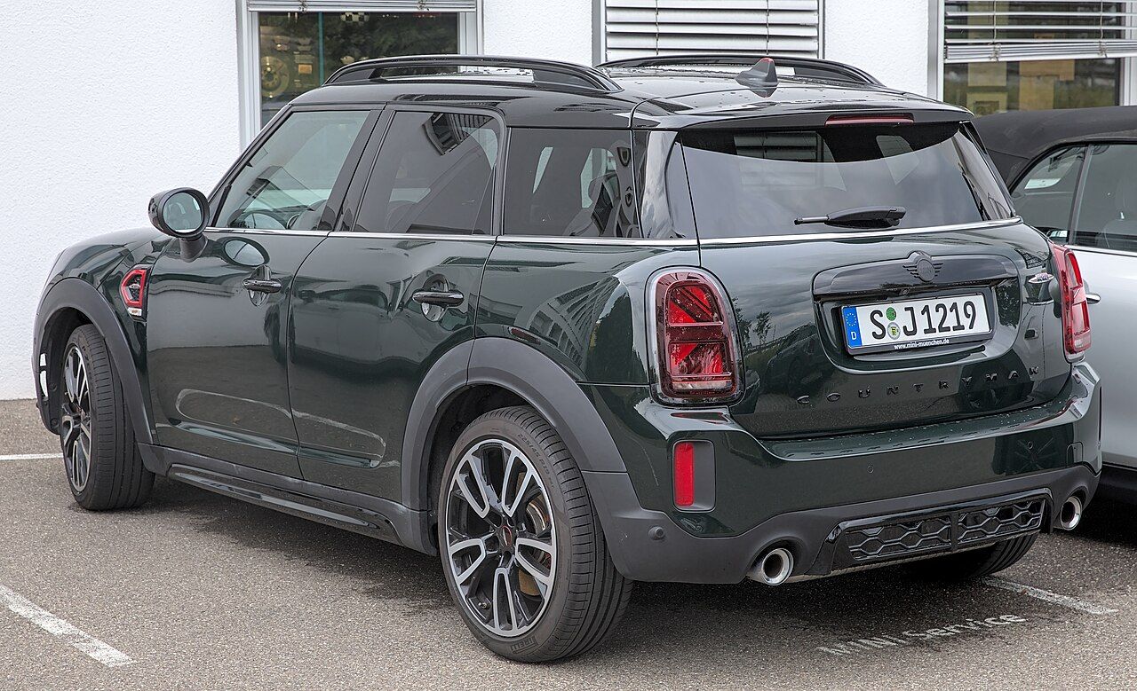 Фото модели: Mini Cooper Countryman, вид сзади сбоку