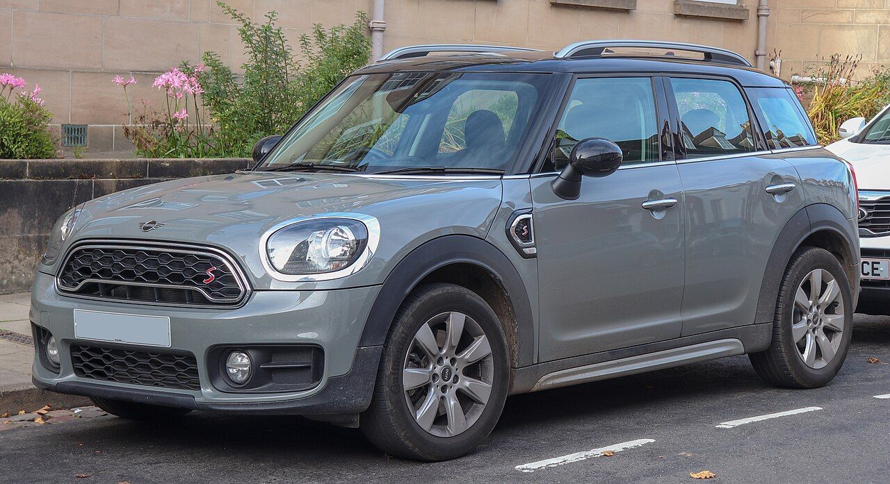 Фото модели: Mini Cooper Countryman, вид спереди сбоку