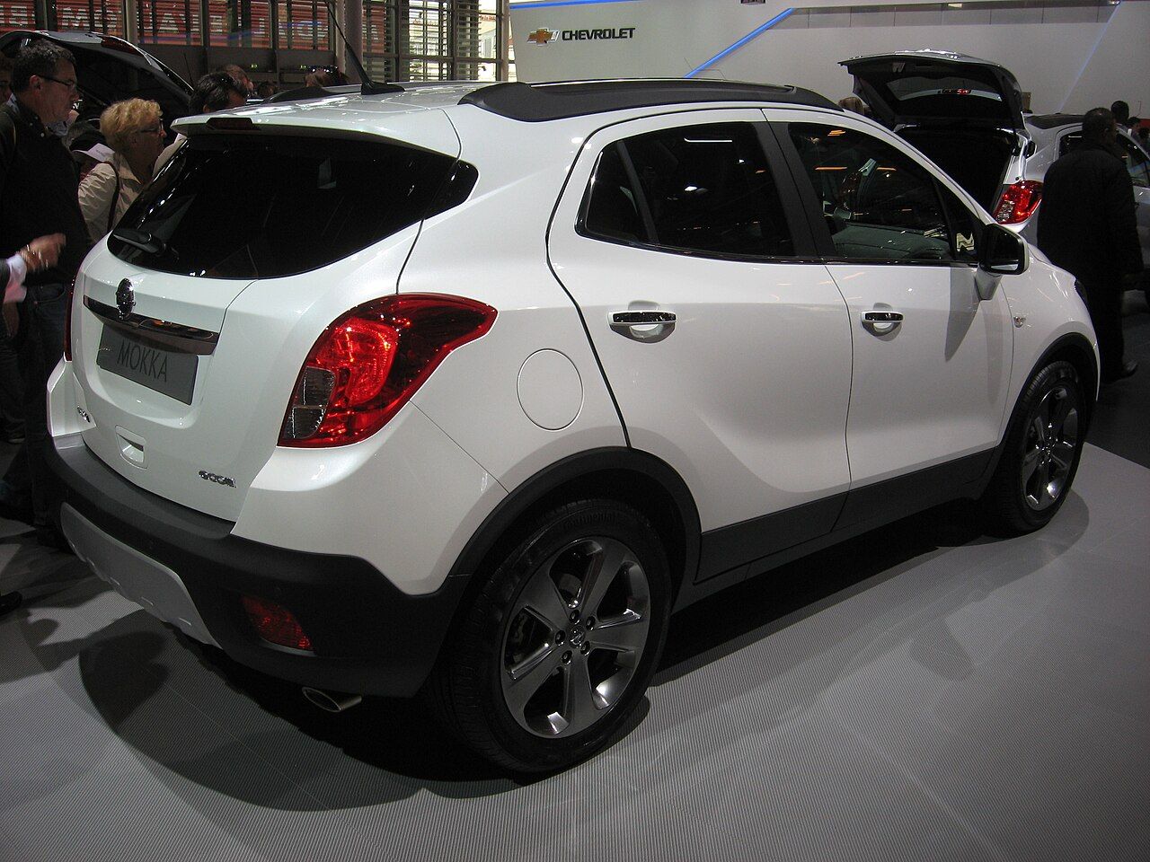 Фото модели: Opel Mokka, вид сзади сбоку