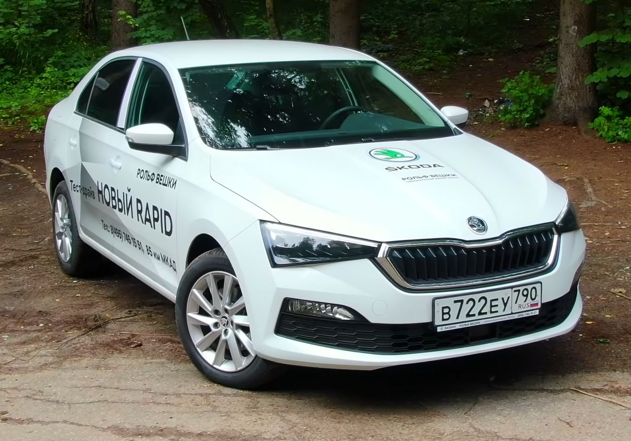 Фото модели: Skoda Rapid, вид спереди сбоку