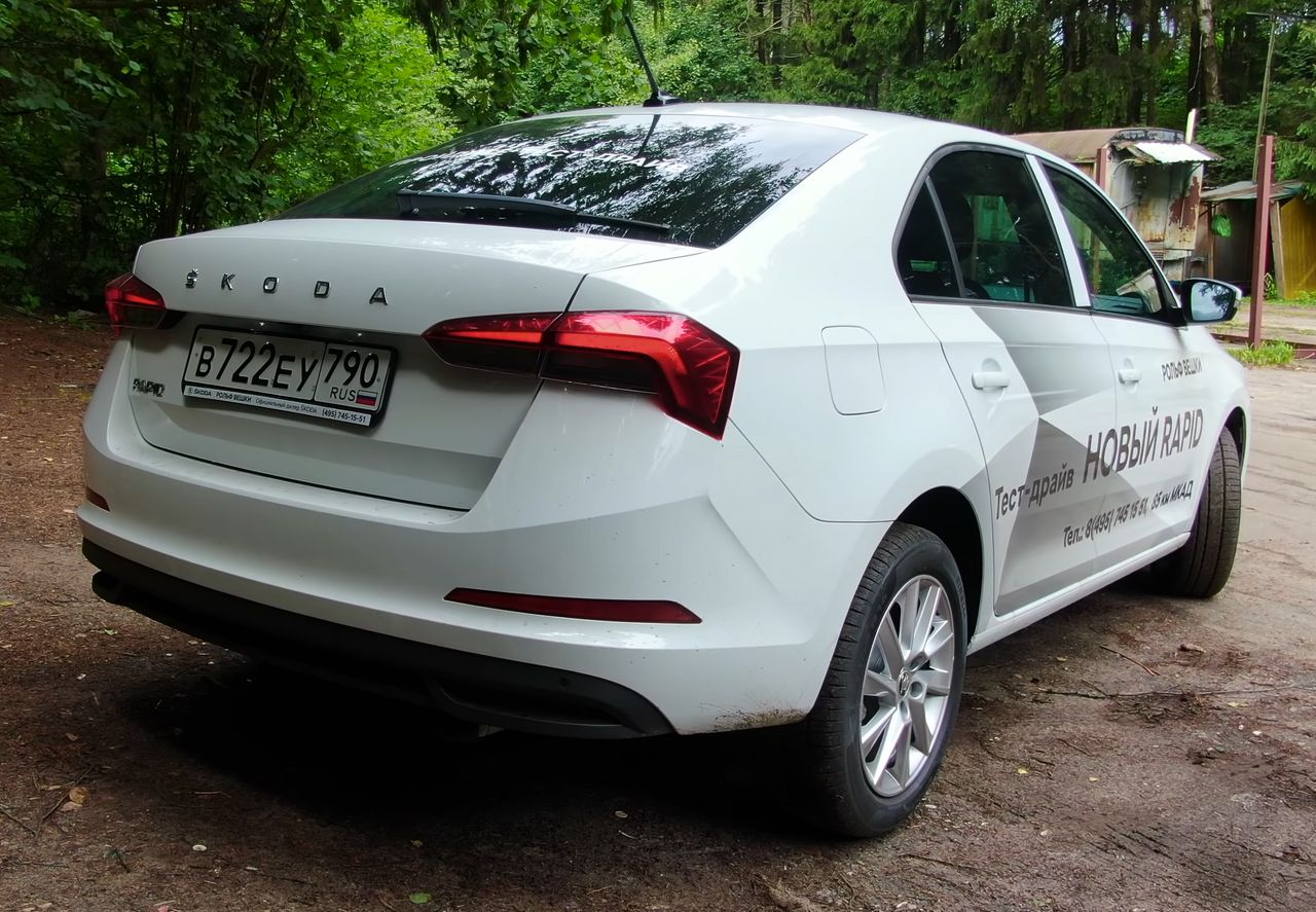 Фото модели: Skoda Rapid, вид сзади сбоку